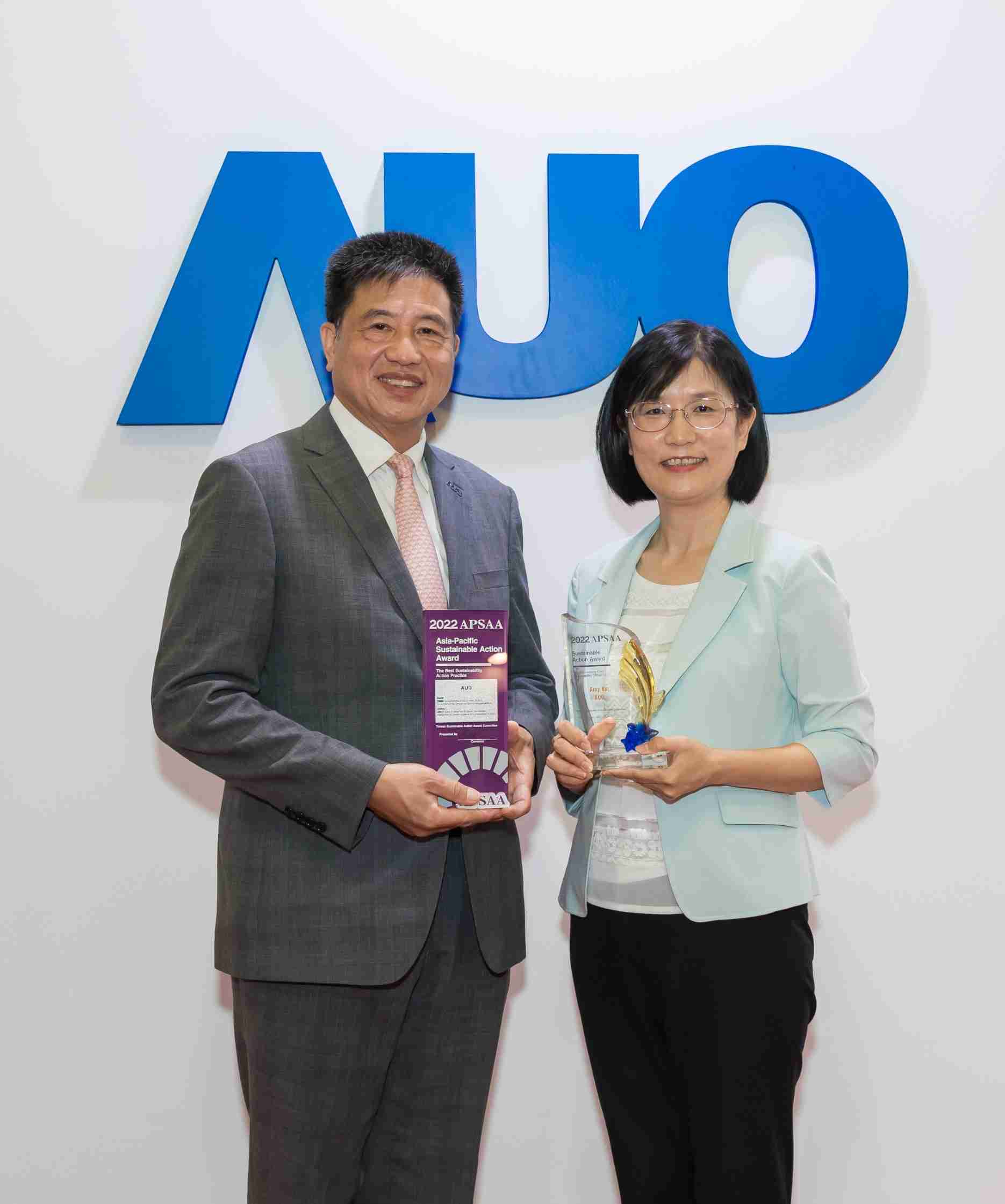 赏金国际长期垫筑永续远景的基石，，，，透过ESG暨气候委员会逐步实践永续策略蓝图。。。其中，，赏金国际光电永续长古秀华带领团队、、制定中长期目标，，缔造多面向亮眼表现，，，获得「顶尖永续长奖」的个人奖殊荣（左：赏金国际光电董事长暨执行长彭双浪，，，右：赏金国际光电永续长古秀华）