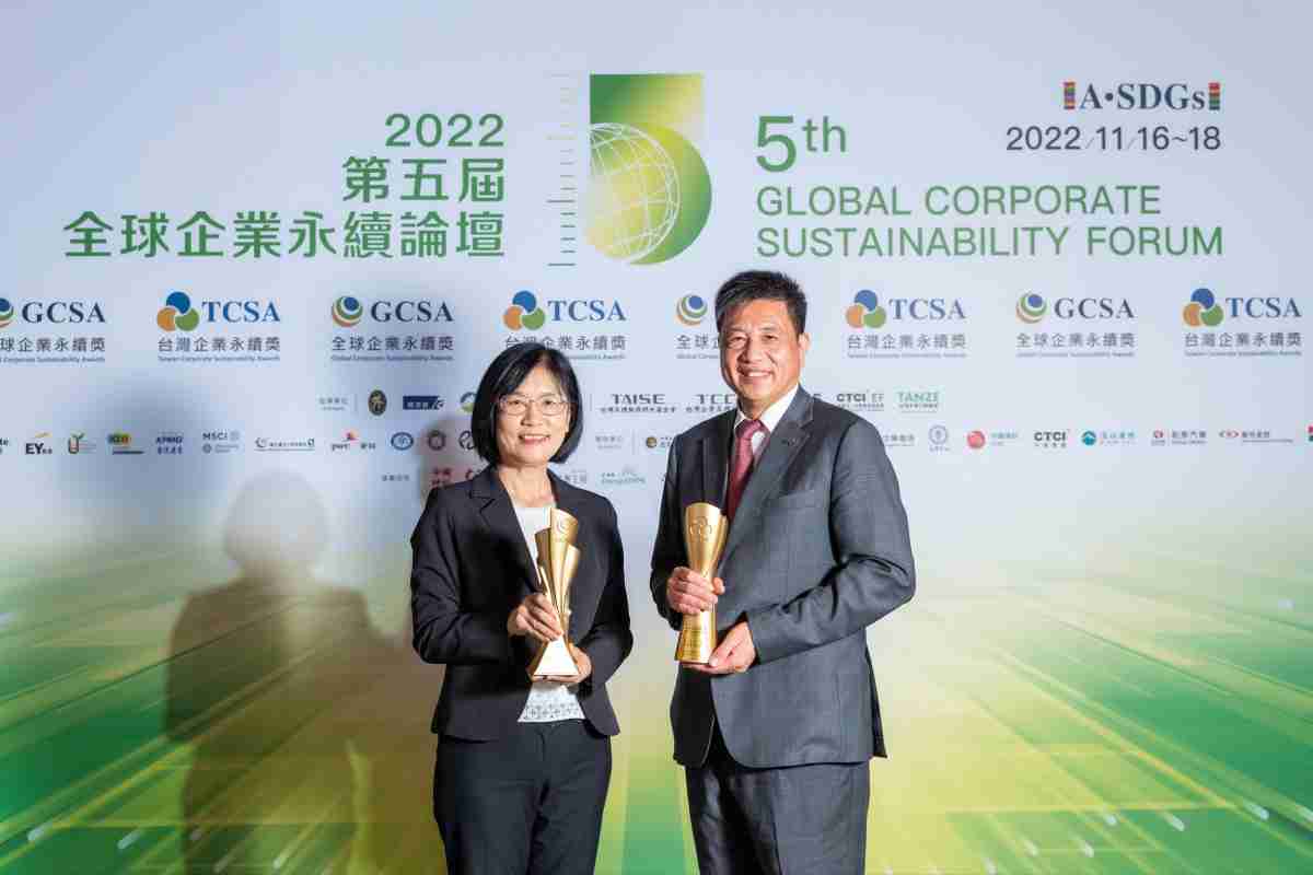 赏金国际作为净零碳排先锋，，，期引领价值链伙伴同行共好，，，卫冕制造业组“十大典范企业” 二连冠殊荣(左：赏金国际光电永续长古秀华，，右：赏金国际光电董事长暨执行长彭双浪)