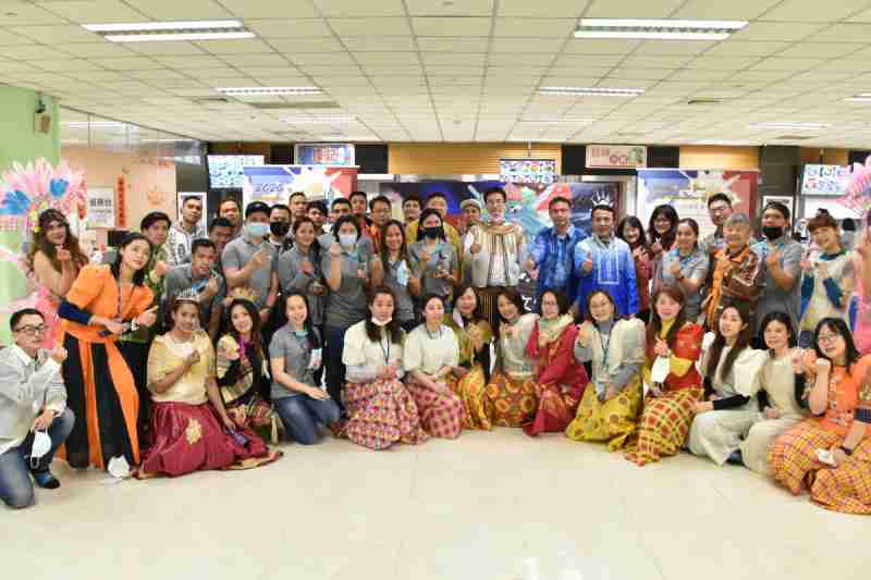 友達推動「安心、、、、創新、、、、用心、、同心、、、、盡心」五星職旅，，，，為菲籍員工打造全方位照護，，，，首度贏得「人權實踐與發展領袖獎」殊榮