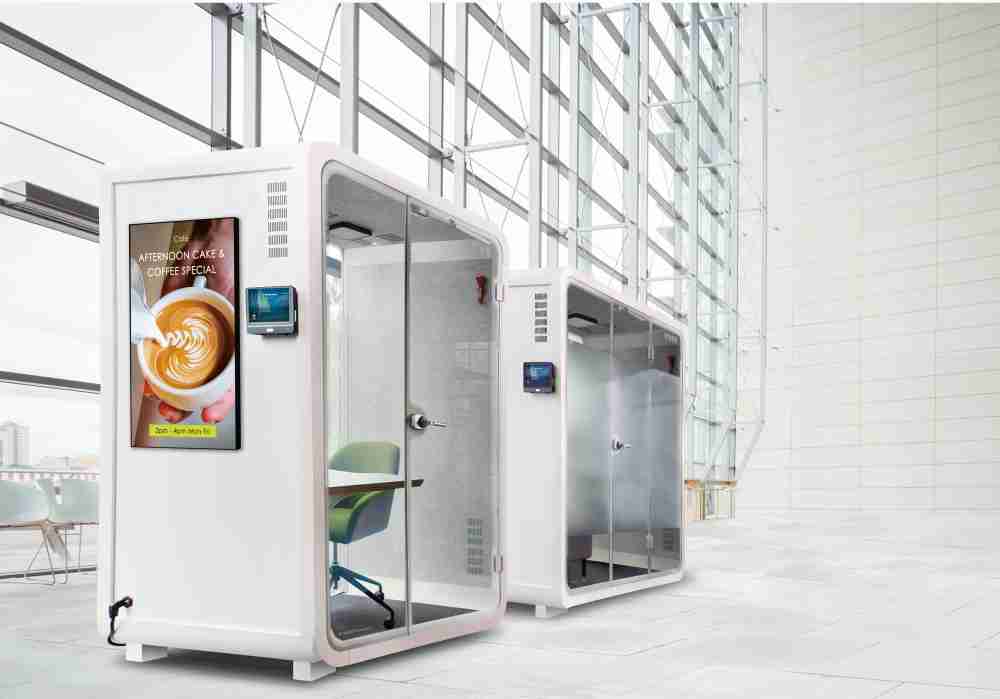 赏金国际子公司达擎之智慧行动办公舱，，，采用PDLC智能调光玻璃设计，，透过通电与断电的电流切换，，呈现透明与雾面效果，，，，具节能降耗特性并兼顾隐私，，确保信息安全