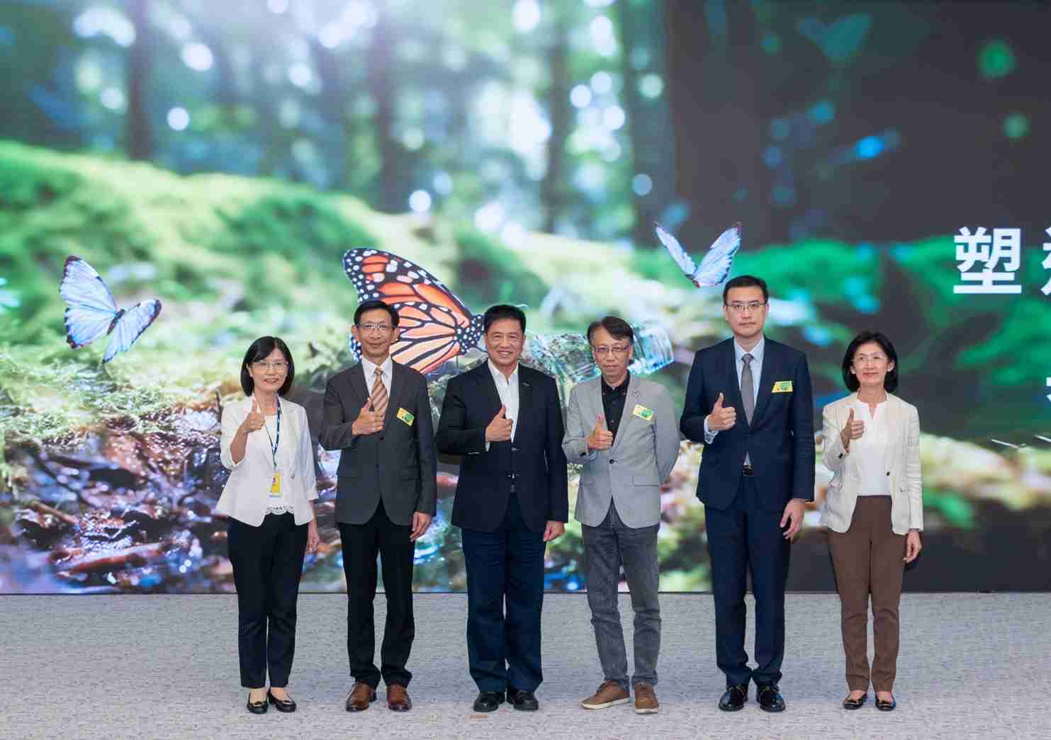 友達2023 CSR共榮大會，，，，邀請領域專家分享交流生物多樣性管理趨勢、、、、無塑產品、、、、海廢永續塑料等議題  （圖左到右：友達光電永續長古秀華、、、3M台灣技術長陳君杰、、、友達光電董事長暨集團策略長彭双浪、、、光寶科技企業永續發展處處長陳慶暉、、、安永聯合會計師事務所執業會計師曾于哲、、、友達光電供應鏈總部副總經理吳宜芳）