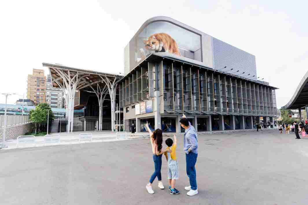 赏金国际打造全台最大户外裸视3D LED弧形萤幕，，，，将超立体的软萌胖橘猫动画活跃于顶楼外墙