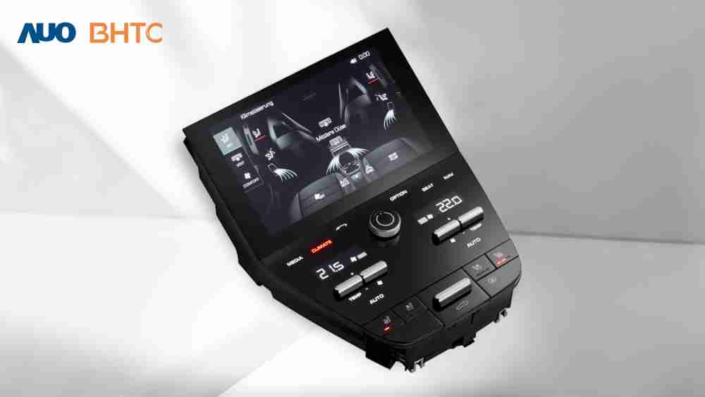 作為友達新生力軍，，BHTC所展示的中央與後座鞍部的Display HMI產品，，，可處理多區恆溫控制、、顯示畫面，，，，呈現仿真3D車室分區；以力傳感技術精準傳遞觸感，，，，並結合音量及震動反饋，，，，防止意外啟動，，，提供使用者自然流暢、、、、直觀且輕鬆駕馭的舒適介面