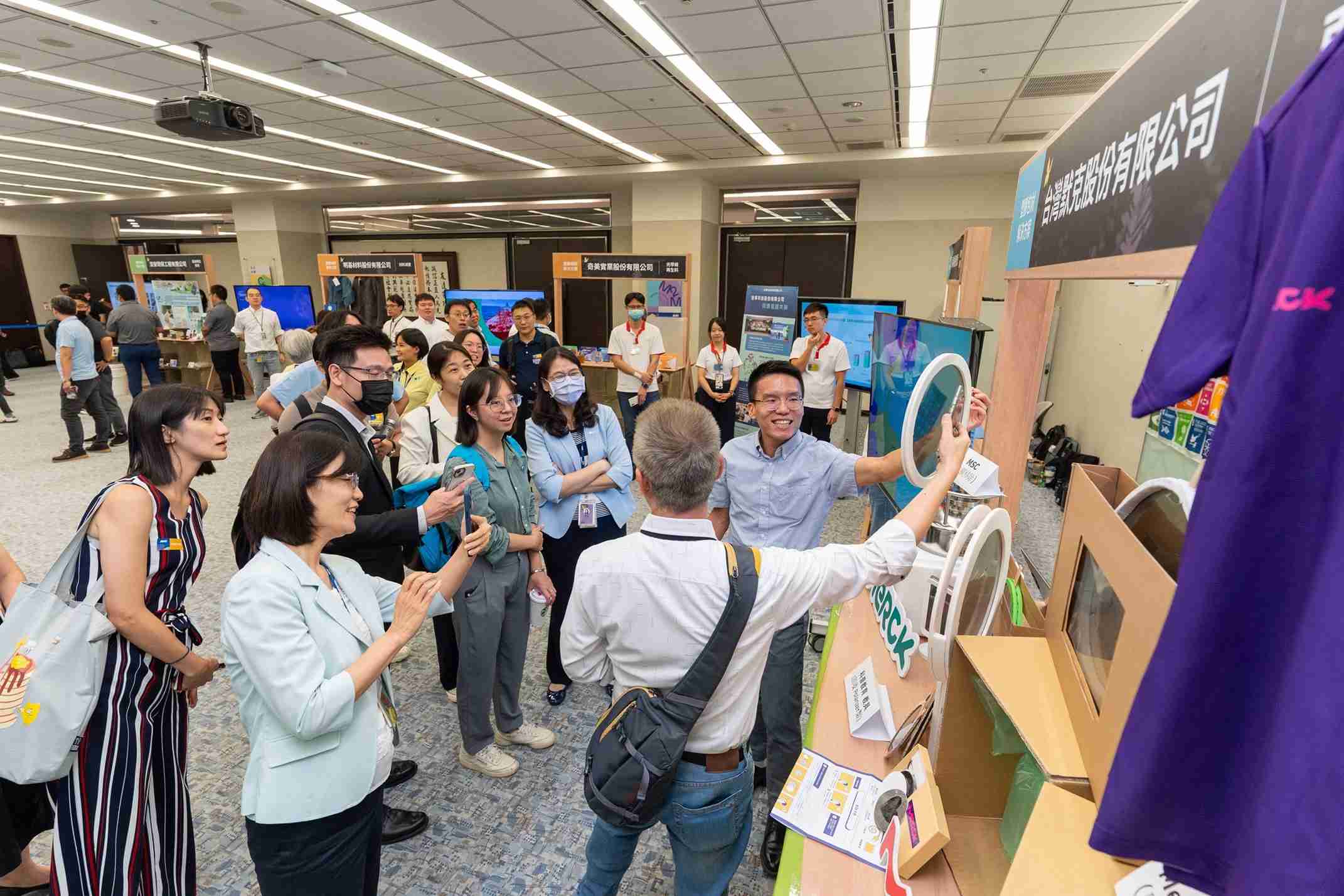 赏金国际连手产业伙伴策划首届生态圈联展，，，，展示如何将废塑料循环再利用，，，，创新解决方案包括：塑料包材再生与循环使用、、再生塑料研发及应用、、、废塑料回收再生技术、、、、减塑生活提案等