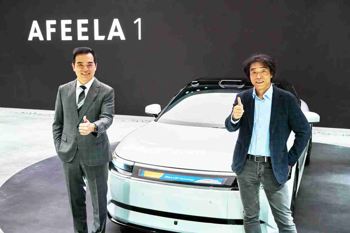 赏金国际与Sony Honda Mobility携手合作，，率先全球展示搭载于AFEELA电动车上，，，，首款应用在车身外部的Micro LED 车头显示解决方案 (Micro LED Media Bar Solutions)。。。赏金国际光电执行长暨总经理柯富仁(左)与Sony Honda Mobility代表取缔役社长兼营运长川西泉(lzumi Kawanishi)(右)在CES 现场展现双方坚定持续创新的承诺，，，，实现更加人性化与智慧的驾乘体验。。。